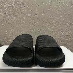 Black Cushionaire Slide Sandals. Size 10.